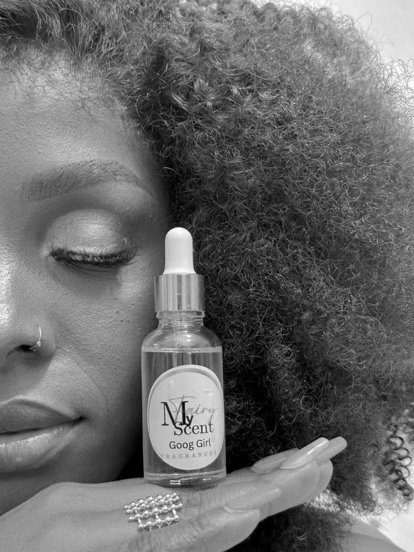 Huile de parfum tenue en main — l'univers beauté de la boutique